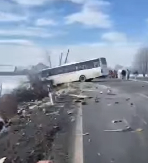 STRAVIČNA NESREĆA KOD KRALJEVA Sudarili se autobus i kamion, SVUDA JE SRČA, na licu mesta više vozila Hitne (VIDEO)