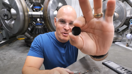 TREBA IM 10 MINUTA! Zavirite u fabriku koja pravi crne dijamante, najvrednije na svetu (VIDEO)