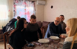 PREMIJER VUČEVIĆ POSETIO PORODICU FIRIĆ KOJA JE IZGUBILA 3 ČLANA U TRAGEDIJI U NOVOM SADU Na nama je da im pružimo podršku u ovim teškim danima