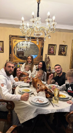 RAŽNATOVIĆI I ŠIJANI ZAJEDNO PROSLAVLJAJU BOŽIĆ Sestre Rodić zajedno za prazničnom trpezom, Cecin sin objavio dirljive momente!