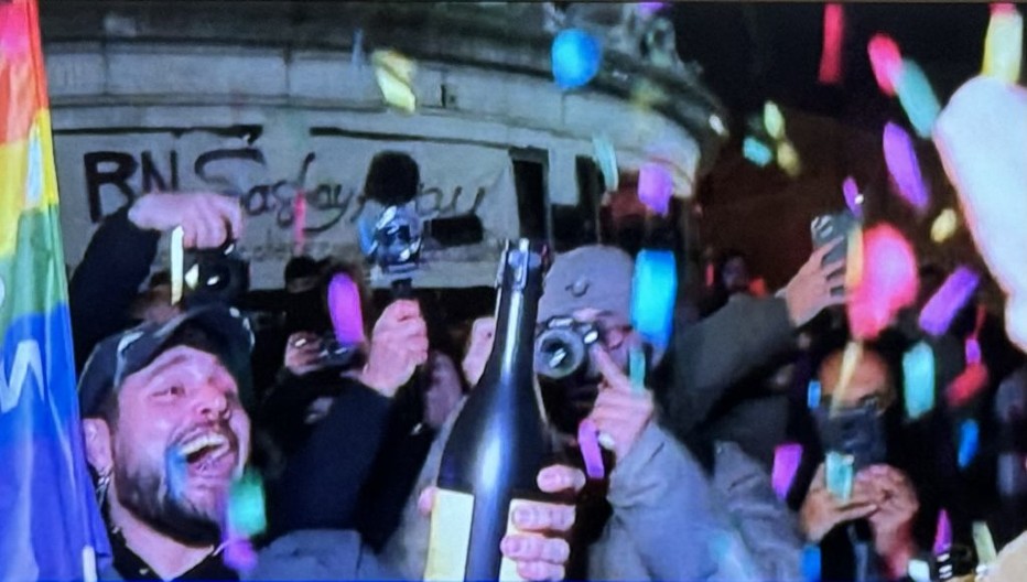 JEZIVE SLIKE IZ FRANCUSKE! Ljudi po ulicama uz šampanjac i vatromet proslavljali SMRT  LE PENA! (FOTO)