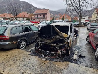 HAPŠENJE TINEJDŽERA NA ČUKARICI Zapalio mercedes i reno na parkingu, pa oštetio još 15 automobila