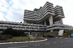 DECA UKRALA DRUGU AUTOMOBIL, PA SLETELA U RASTINJE Oglasio se lekar, evo kakve povrede su zadobili