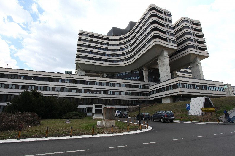 DECA UKRALA DRUGU AUTOMOBIL, PA SLETELA U RASTINJE Oglasio se lekar, evo kakve povrede su zadobili