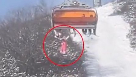 DEVOJČICA PALA SA 12 METARA VISINE Jeziv snimak sa skijališta u Kini (VIDEO)