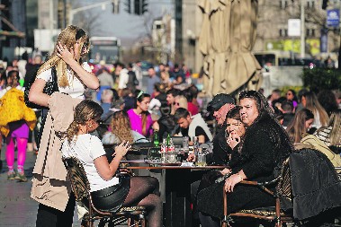 DANAS JOŠ UVEK TOPLO, ALI UVEČE DOLAZI DRASTIČAN PREOKRET! RHMZ najavio sneg i pad temperature, evo gde će prvo padati