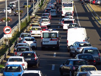 ŽENI (39) TRAŽILI NOVČANIK I TELEFON, PA JE UBOLI NOŽEM U LEĐA Hitno prevezena u bolnicu