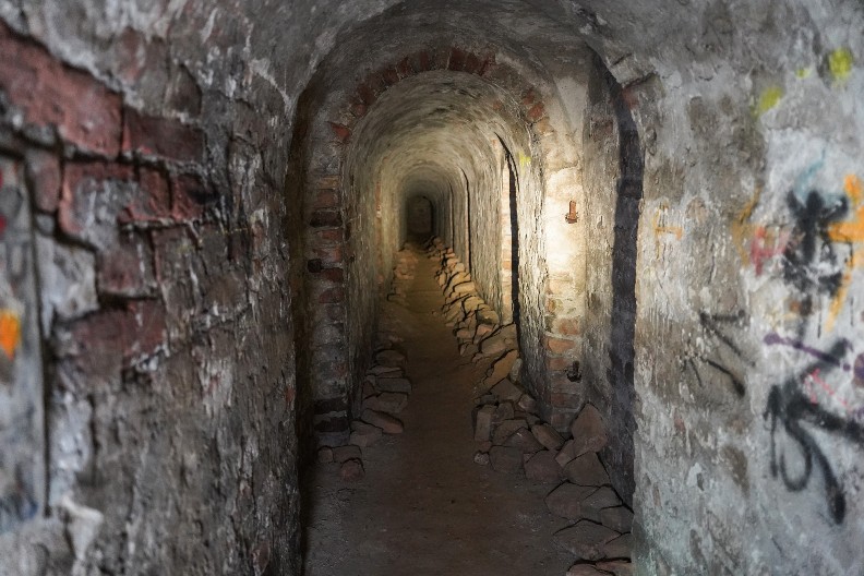 JOŠ JEDAN OPASAN TIKTOK IZAZOV ZALUDEO NAJMLAĐE Deca tumaraju opasnim podzemljem Petrovaradinske tvrđave, a ovo im je cilj