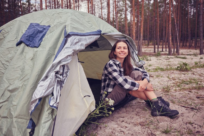 SOFIJA JE ZASPALA U ŠATORU, A ONDA JU JE PROBUDILO LUPANJE Okružio je čopor divljih zveri, kampovanje se pretvorilo u noćnu moru!