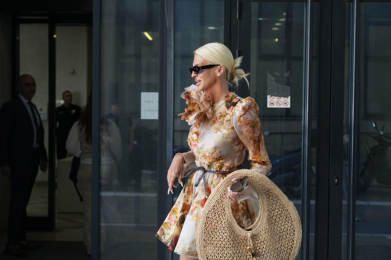 JELENU KARLEUŠU U OVOM IZDANJU NIKADA NISTE VIDELI Ovakva je došla na suđenje, svi gledaju u ono što nosi u rukama (FOTO)