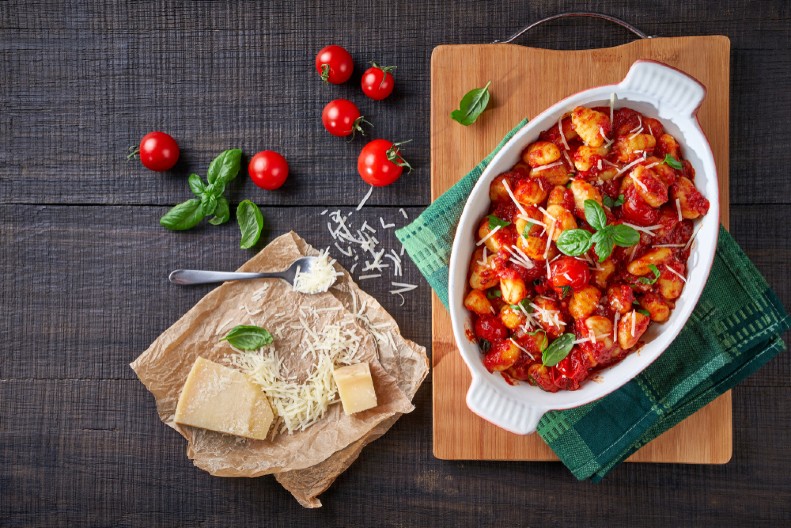 POSNE NJOKE U PARADAJZ SOSU Povrće im dodaje na ukusu, za ručak koji se ne zaboravlja