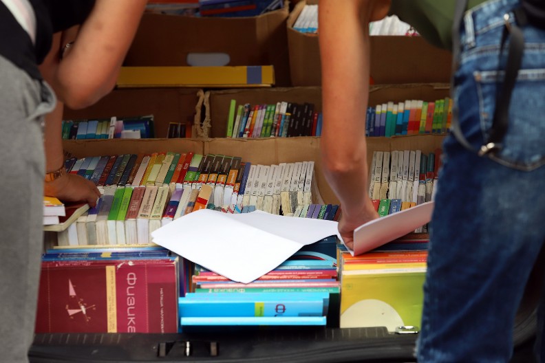 POČELA PRIJAVA ZA BESPLATNE UDŽBENIKE Oglasilo se Ministarstvo prosvete, evo ko sve može da se prijavi