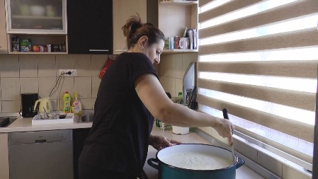 "AKO SE NA DLANU UKOVRDŽA FALSIFIKAT JE, AKO SE RAZMAZUJE ONDA JE PRAVI" Domaćice otkrivaju kako da prepoznate lažni sir i kajmak (FOTO)