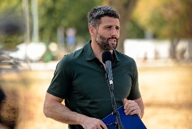 GRADONAČELNIK ŠAPIĆ: U toku je postavljanje stubova sa imenima ulica na ćirilici i engleskom jeziku