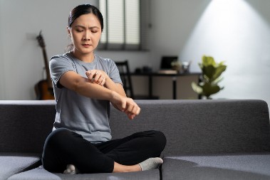 LETNJI SAVETI ZA ZAŠTITU OD INSEKATA Sve što treba da znate o ujedima komaraca i kada treba otići lekaru