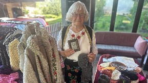 BACI KNJIGU, UZMI IGLE - ONE ĆE TE OTHRANITI "Milica, sa deset godina, naučila da štrika i dan-danas to obožava, nikad nije zaboravila majčin savet (FOTO)