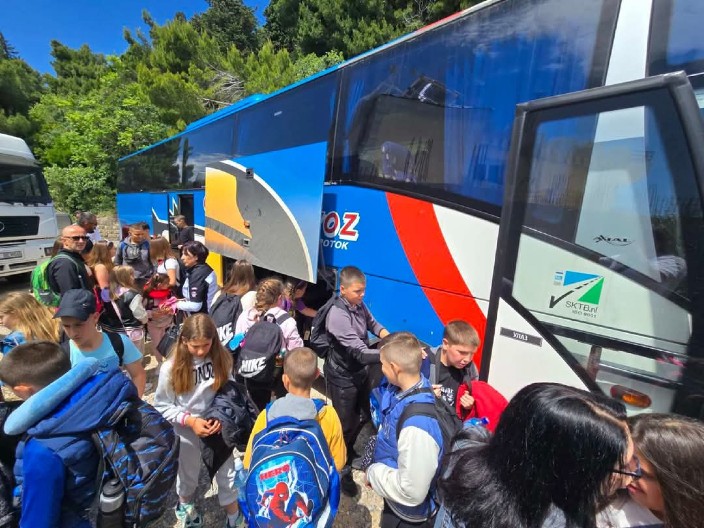 DECA SA KOSOVA I METOHIJE LETOVALA U SUTOMORU: Uspešno realizovana humanitarna akcija „More solidarnosti“