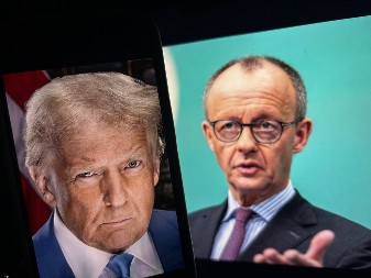 PRODUKTIVAN SASTANAK DVOJICE LIDERA Tramp dobio nesvakidašnji poklon od Merca (VIDEO)