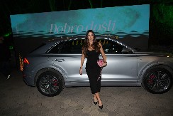 PEVAČICA NA SEBI NOSI 200.000 EVRA! Niko ne može da skrene pogled sa nje (FOTO)