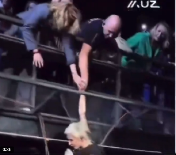 JEZIVO! Incident na nastupu poznate pevačice, evo ko ju je spasao sigurne smrti! (VIDEO)