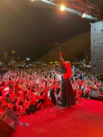 TEA TAIROVIĆ NAKON SPEKTAKLA U NIŠU: "Pevala sam pod upalom, ali kada sam videla majke sa malom decom u publici sva bol i muka su nestali!" (FOTO/VIDEO)