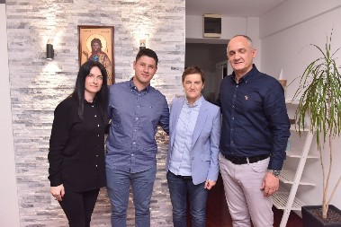 KAKO JE BILO MILOŠEVOJ MAJCI DA GLEDA SVE UŽASE KOJE JE PREŽIVEO: Blokaderi ga tukli, prskali biber sprejom, pretili mu porodici - jer se usudio da misli svojom glavom