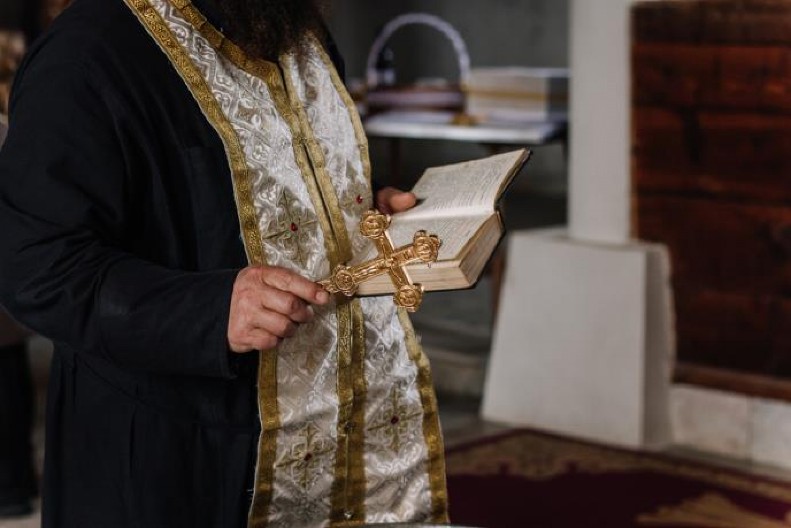 SRPKINJA IZABRALA LJUBAV, IZGUBILA PORODICU Pukla bruka u selu, kćerka pravoslavnog sveštenika se udala za muslimana, otac joj poručio samo jedno!