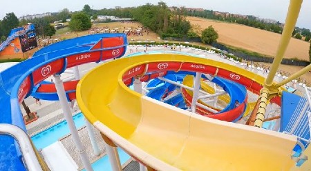 DETE PALO SA TOBOGANA U AKVAPARKU, ZADOBILO TEŠKE POVREDE! Incident u Jakovu!