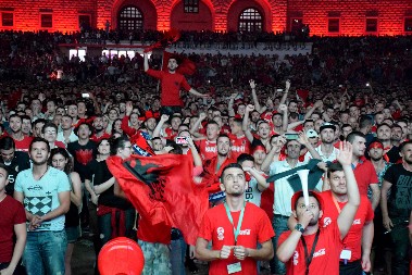 LUDILO U TIRANI Navijači Albanije pred meč sa Srbijom imali da poruče samo jedno (VIDEO)