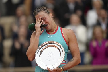NIJE MOGLA DA SAKRIJE SUZE Najbolja teniserka sveta neutešna nakon poraza u finalu Rolan Garosa (VIDEO)