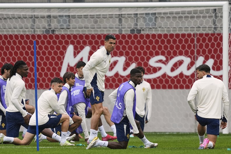 GRMI U MINHENU Zaboravili ste finale Lige šampiona? Sad Ronaldo udara na Jamala!