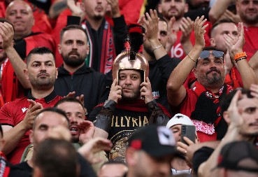 PODIGNUT DRON ISPRED STADIONA U TIRANI Haos pred utakmicu Srbije i Albanije (VIDEO)