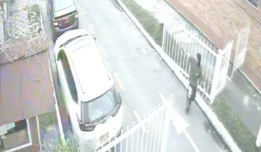 SNIMLJEN TRENUTAK KAD DEČAK (15) PUCA U POLITIČARA Metak mu prošao kroz glavu (VIDEO)