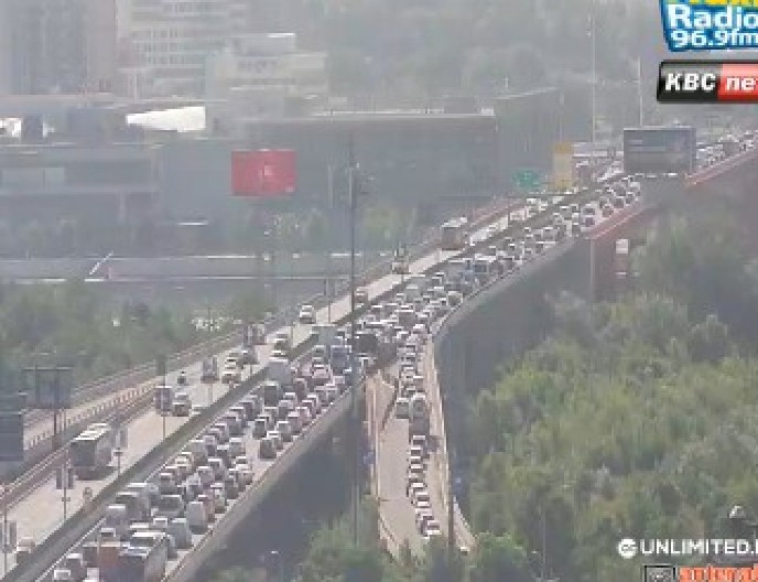 MALTRETIRANJE GRAĐANA OD RANOG JUTRA, CEO GRAD STOJI Ljudi besni, izlaze iz prepunih autobusa i nastavljaju peške (FOTO)