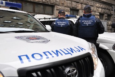 VIDEO INTERVENTNU PA DAO GAS  Tokom bekstva, udario u parkirani automobil Vlade Srbije a kod njega je pronađeno i ovo oružje