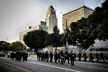 OPASNA ESKALACIJA PROTESTA Pentagon šalje bataljon marinaca u Los Anđeles, uhapšeno više od 100 ljudi (VIDEO)