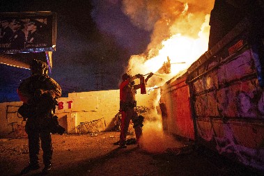 HAOS U LOS ANĐELESU Gradonačelnica preti uvođenjem POLICIJSKOG ČASA