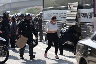 MASOVNA HAPŠENJA BLOKADERA U LOS ANĐELESU Uveden policijski čas, pljačkaju se radnje, blokiran auto-put (FOTO/VIDEO)