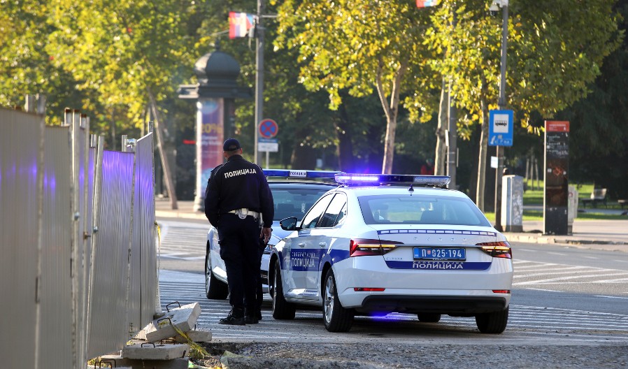 AUTOM UDARIO ČOVEKA KOJI JE SEDEO NA TROTOARU Posle nezgode vozač i suvozač peške pobegli sa lica mesta
