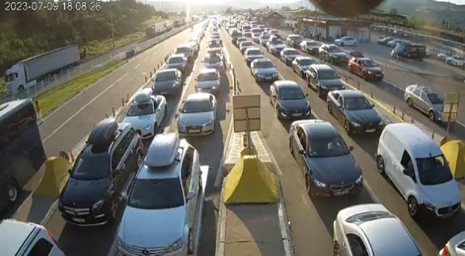 ŠTA SE DEŠAVA NA GRANICAMA? Oglasio se AMSS, vozači čekaju 6 sati u kolonama