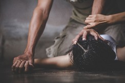 NAPIO PARTNERKU PA JE BRUTALNO PRETUKAO Novosađanin pobegao i ostavio životno ugroženu ženu sa malim detetom u kući