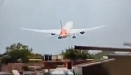 AVION NIJE IMAO ŠANSE DA POLETI! Jeziv snimak pada Boinga 787! (VIDEO)