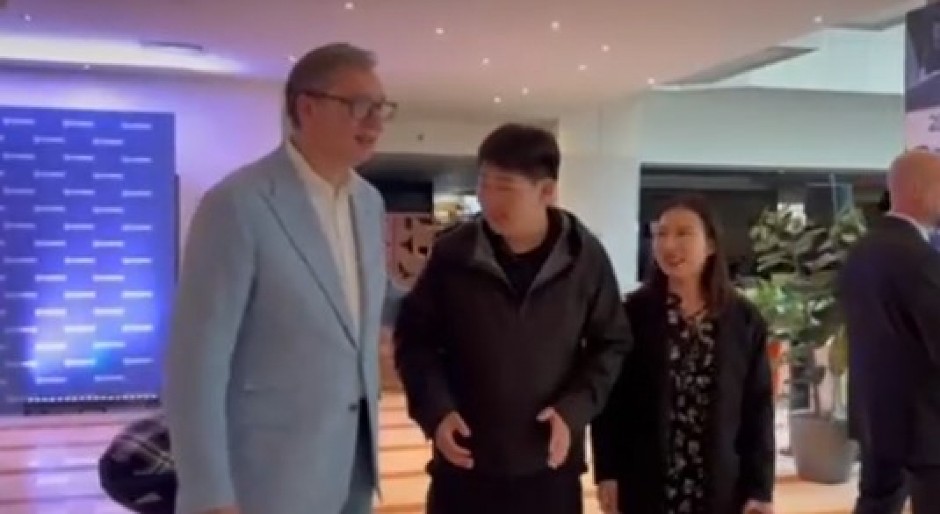 KINEZI U EKSTAZI ZBOG VUČIČA: u Pragu čekaju da se slikaju s njim: "On je slavan kod nas!"