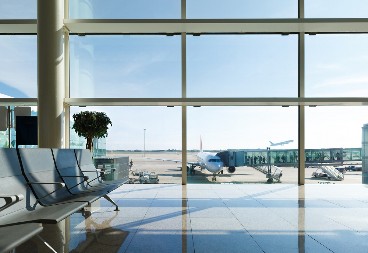 HAVARIJA NA AERODROMU! Avion sleteo na pistu, pa otišao u travu