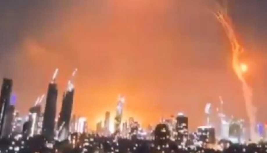 PAKAO U GLAVNOM GRADU IZRAELA  Rakete su probile "Gvozdenu kupolu", vatrena lopta pretvorila noć u dan! (VIDEO)