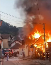 POŽAR PROGUTAO KUĆU U PRIBOJU Jeziva scena sa mesta nesreće, vatrogasci se bore da obuzdaju buktinju (VIDEO)
