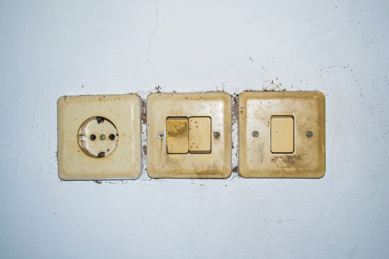 POŽUTELI PREKIDAČI ZA SVETLO ĆE BITI KAO NOVI!  Dovoljan je 1 sastojak za čišćenje PVC stolarije, odmah će zabeleti!