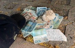 DVOJAC PLJAČKAO PRODAVNICE I APOTEKE: PIŠTOLJEM PRETILI RADNICAMA, PA OTIMALI NOVAC: Pali serijski razbojnici u Novom Sadu (FOTO)