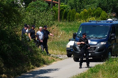 OSUMNJIČENI ZA UBISTVO MALE DANKE U BANJSKOM POLJU Dovedeni sa lisicama na rukama zbog rekonstrukcije događaja (FOTO)