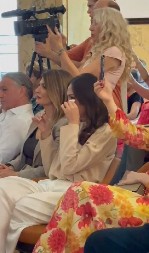 POSLE VELIKE RADOSTI USLEDILE SUZE! Pevačica plače na sav glas na javnom mestu (VIDEO)